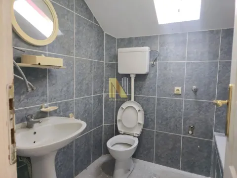 Kupatilo sa pločicama u sivoj boji, umivaonikom i WC šoljom. - image 6