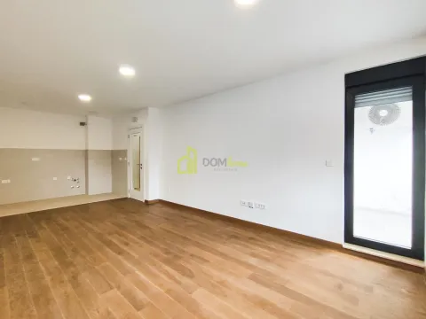 Empty living room with wooden flooring and access to the terrace. - image 6