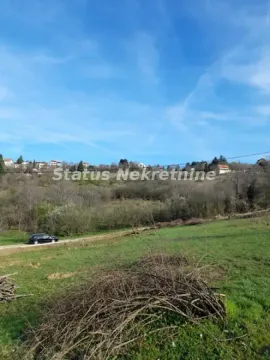 Pogled na zelenu parcelu sa rastinjem i okolinom. - image 9