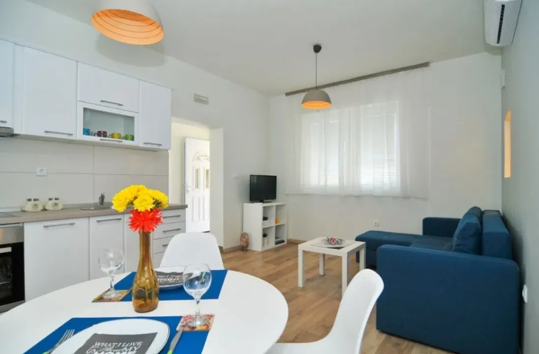 Izdavanje, jednosoban stan, 45m², Kalimanj, Tivat