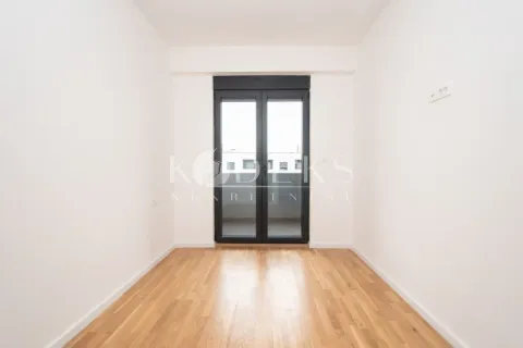 Empty room with parquet flooring and access to the terrace. - image 2