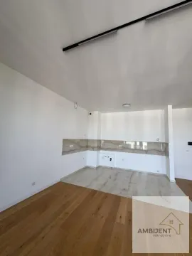 Prazan prostor predviđen za kuhinju sa keramičkim pločicama i drvenim podom. - image 3
