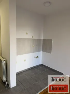 Deo prostora predviđen za kuhinju sa postavljenim pločicama i priključcima. - image 3