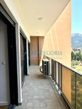 Prostrani popločani balkon sa ogradom i spoljnom jedinicom klima uređaja. - image 13