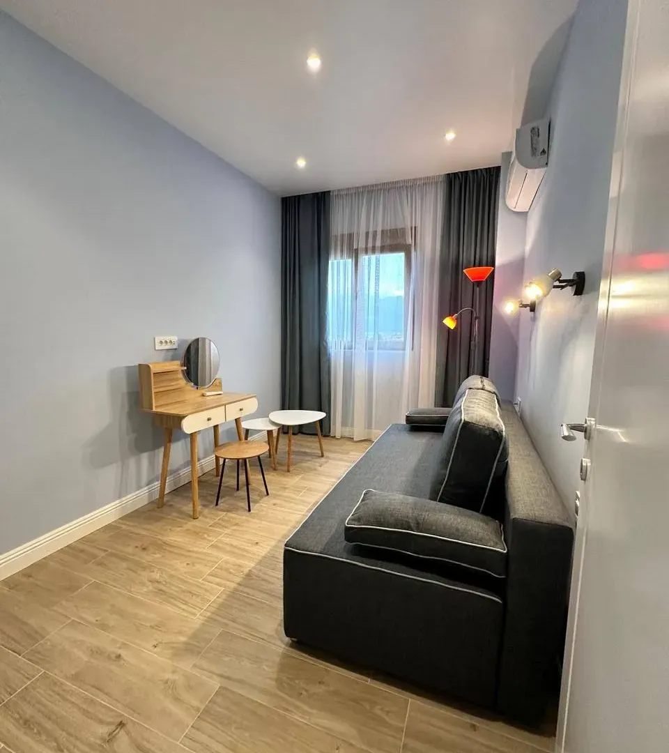 Izdavanje, dvosoban stan, 68m², Centar, Tivat