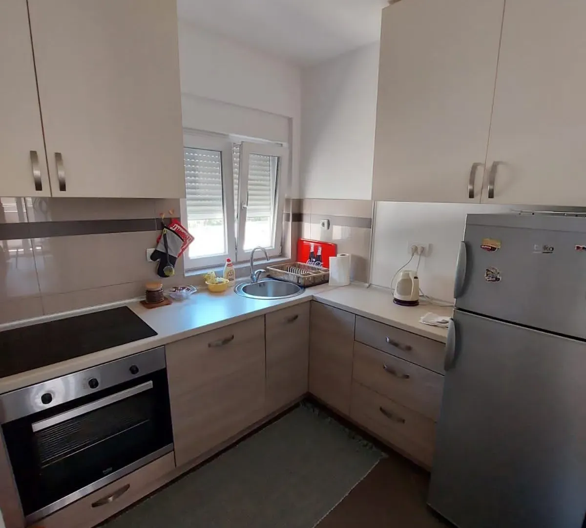 Izdavanje, dvosoban stan, 52m², Kalimanj, Tivat