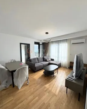 Dnevna soba sa garniturom, trpezarijskim stolom i TV komodom. - image 2