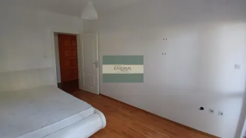Spavaća soba sa bračnim krevetom i drvenim podom. - image 6
