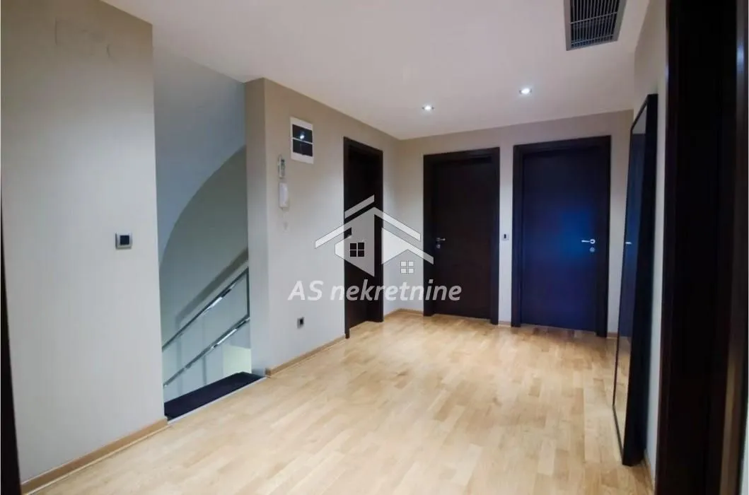 Izdavanje, stan, 160m², Crveni Krst, Beograd