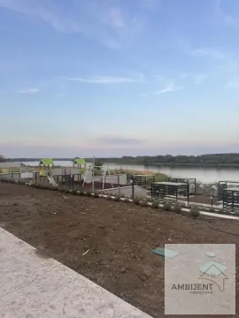 Dvorište sa igralištem i pogledom na reku. - image 16