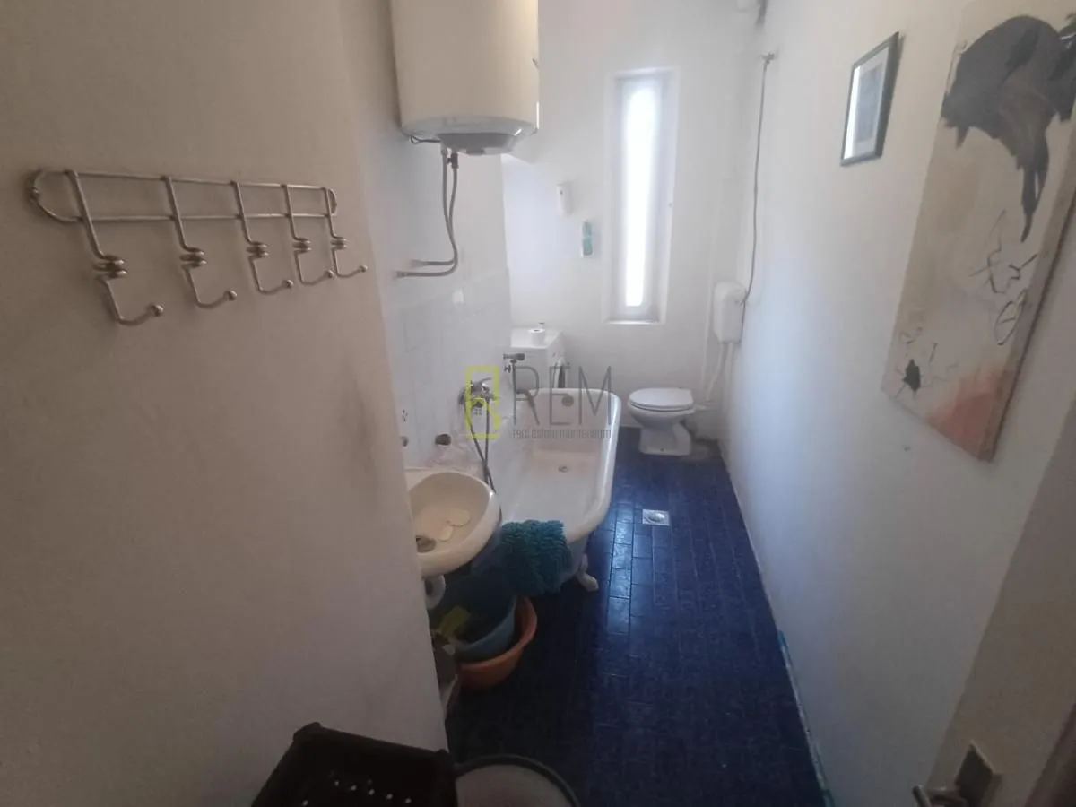 Manje kupatilo sa kadom, umivaonikom i toaletom.