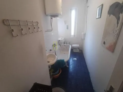 Manje kupatilo sa kadom, umivaonikom i toaletom. - image 6