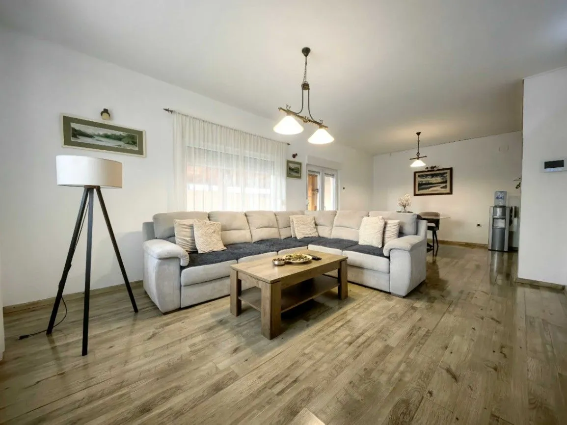 Rent, house, 260m², Donja Gorica, Podgorica
