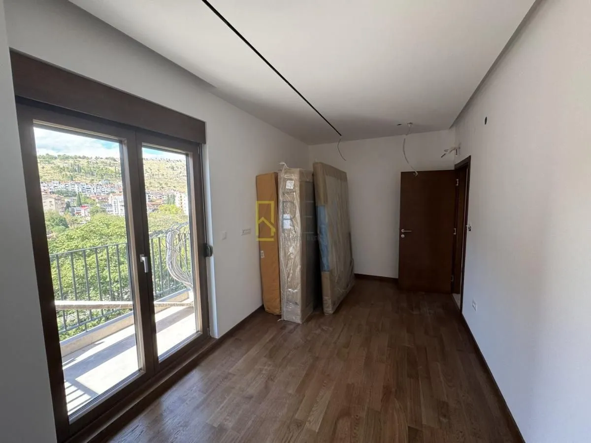 Izdavanje, trosoban stan, 82m², Vezirov Most, Podgorica