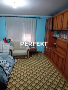 Nameštena spavaća soba sa krevetom, foteljom i velikim drvenim garderoberom. - image 7