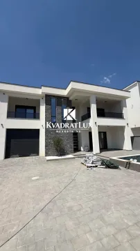 Kuća in Tomba