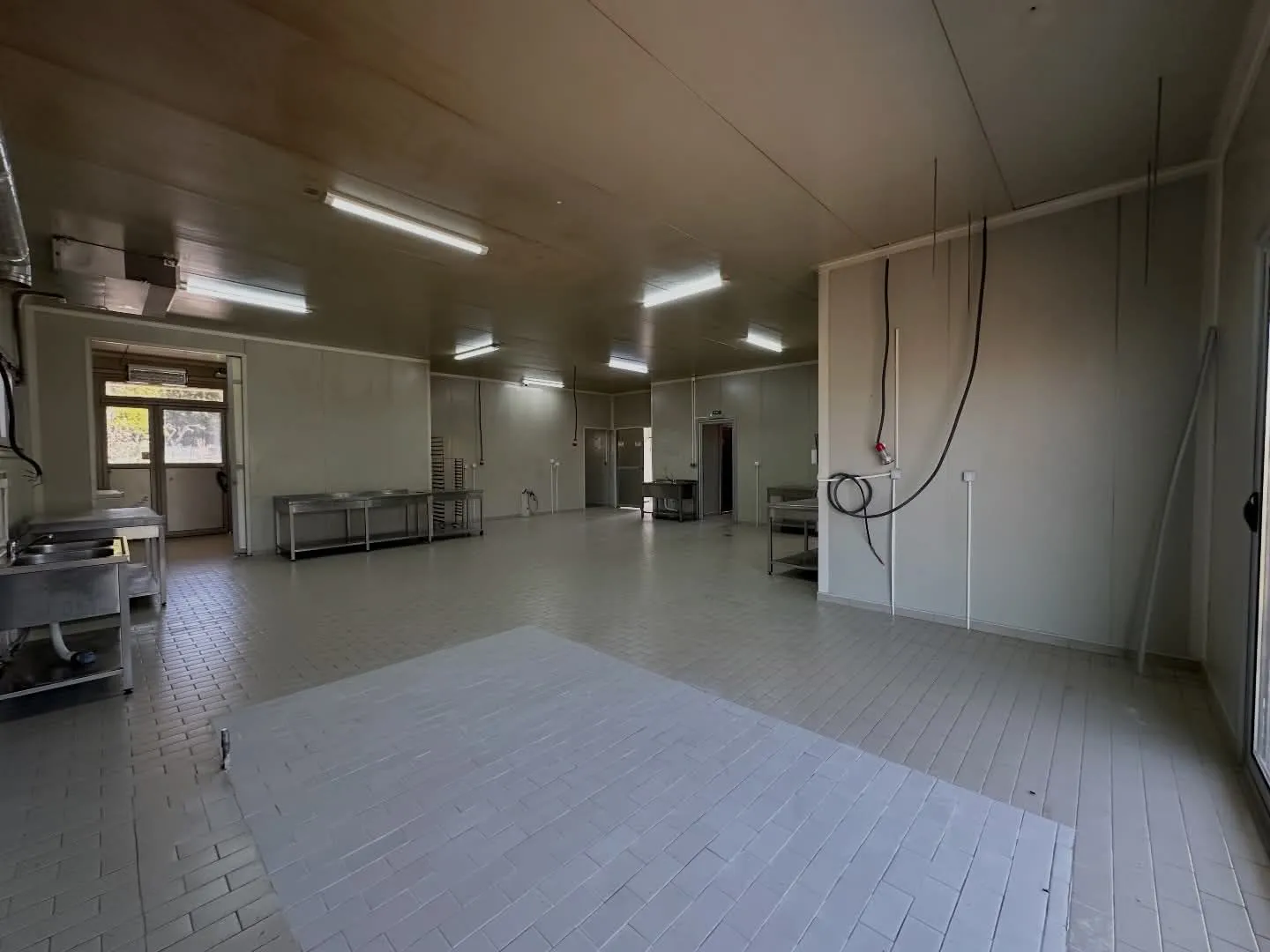 Rent, office space, 182m², Zaljevo, Bar