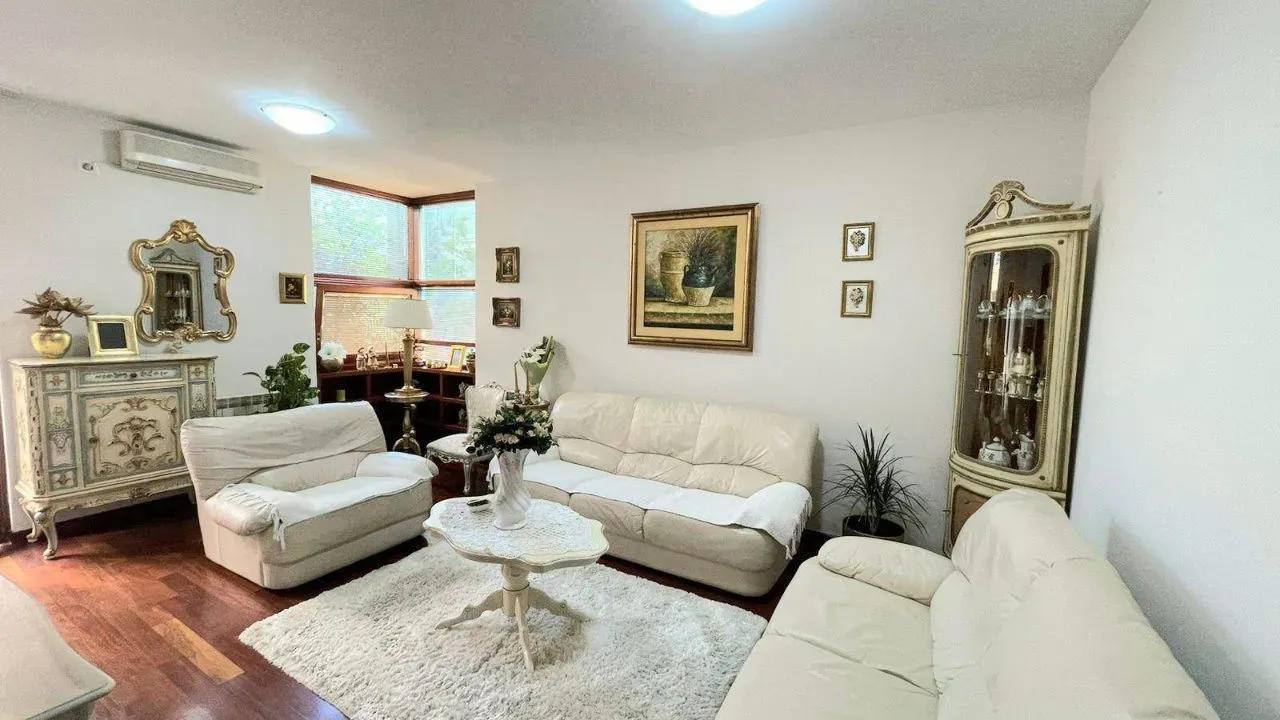 Izdavanje, trosoban stan, 100m², Centar, Podgorica