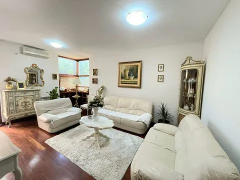 Izdavanje, trosoban stan, 100m², Centar, Podgorica - image 1