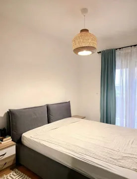 Spavaća soba sa bračnim krevetom, noćnim stočićem i zavjesama. - image 11