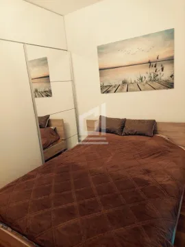 Spavaća soba sa bračnim krevetom i ugradnim plakarom sa ogledalom. - image 7