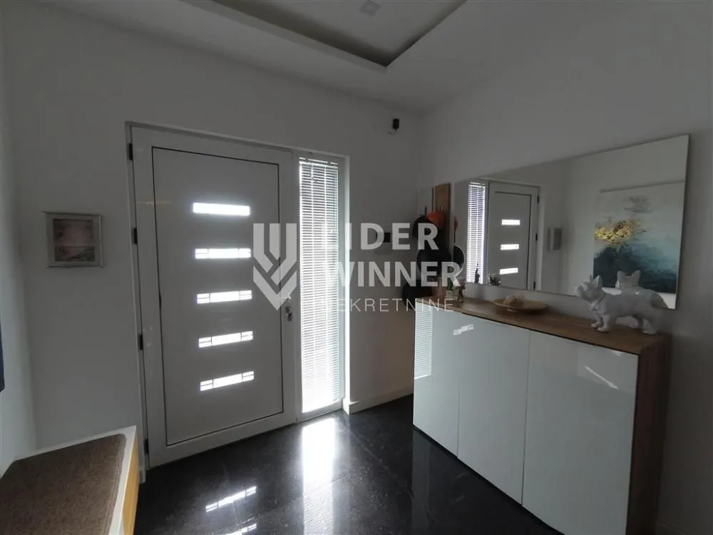 Prodaja, kuća, 203m², Centar, Ub