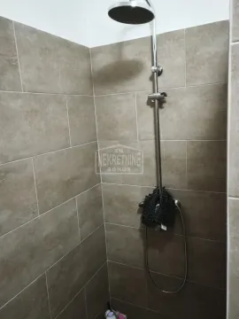 Tuš kabina obložena keramičkim pločicama u neutralnim tonovima. - image 12