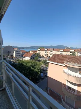 Pogled na grad i more sa balkona sa bijelom ogradom. - image 18