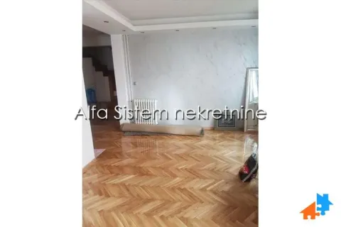 Prazna dnevna soba sa parketom i dekorativnim zidom. - image 3