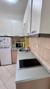 Manja opremljena kuhinja sa ugradnom pločom i frižiderom. - image 6