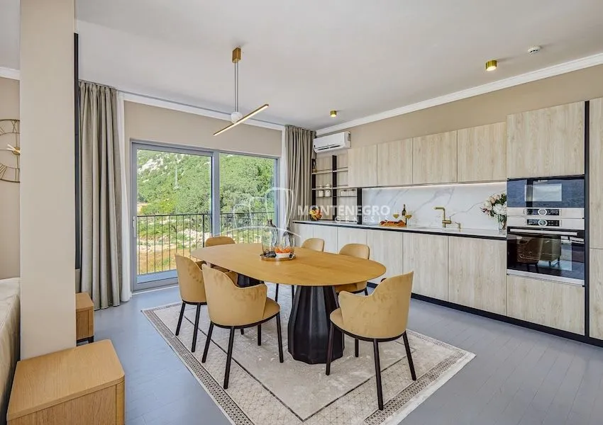 Prodaja, trosoban stan, 158m², Dobrota, Kotor
