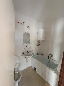 Manje kupatilo sa kadom, umivaonikom, ogledalom i toaletom. - image 7