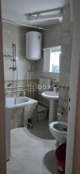 Kupatilo opremljeno kadom, umivaonikom, WC šoljom i bojlerom. - image 10
