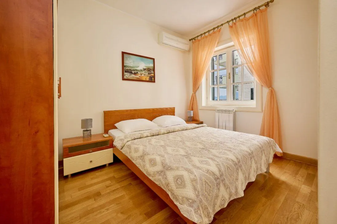 Sale, four bedroom apartment, 89m², Sveti Stefan, Budva