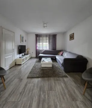 Dnevna soba sa ugaonom garniturom, stočićem i TV-om. - image 9