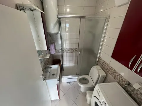 Kupatilo sa tuš kabinom i veš mašinom. - image 7