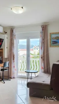 Dnevni boravak sa kaučem, radnim stolom i izlazom na terasu. - image 23