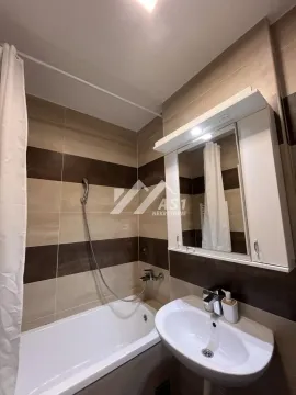 Kupatilo opremljeno kadom, umivaonikom i ogledalom sa ormarićem. - image 6