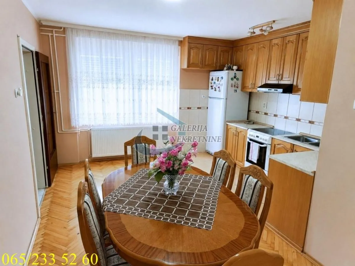 Prodaja, kuća, 190m², Centar, Inđija