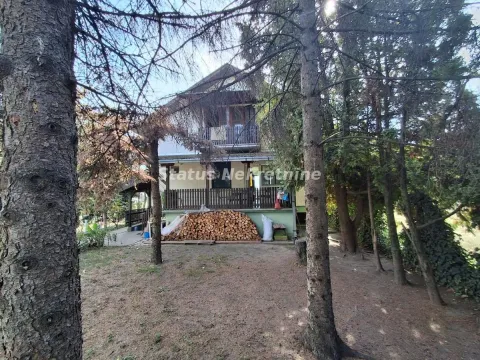 Pogled na dvorište i fasadu porodične kuće sa drvećem. - image 2