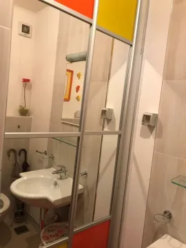 Malo kupatilo sa umivaonikom i kliznim vratima sa ogledalom. - image 10
