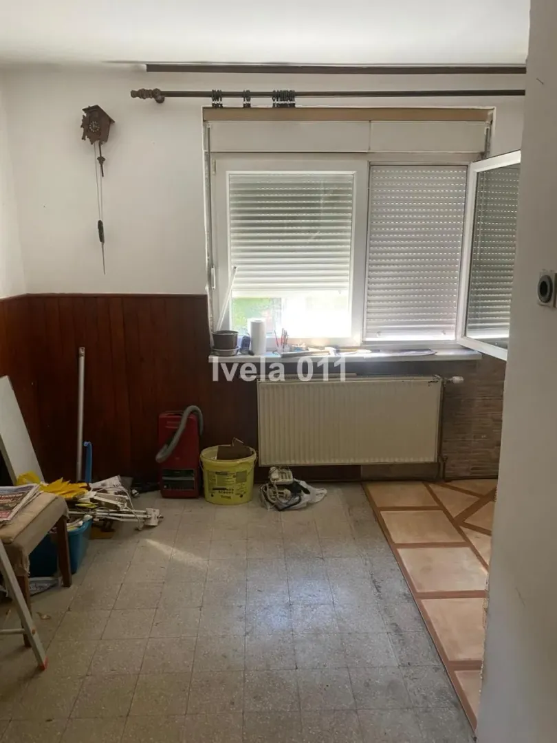 Prazna prostorija sa prozorom i radijatorom tokom renoviranja.