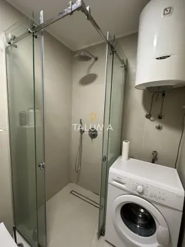 Kupatilo sa tuš kabinom, mašinom za veš i bojlerom. - image 11