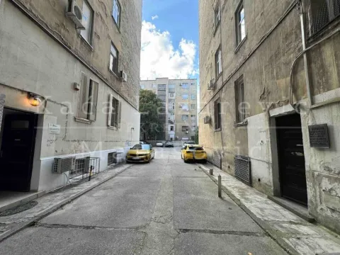 Pogled na prilaz i fasadu zgrade. - image 18