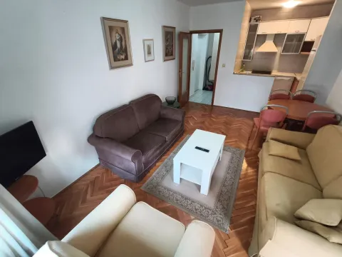 Dnevna soba sa garniturom, stočićem i trpezarijom u pozadini. - image 5