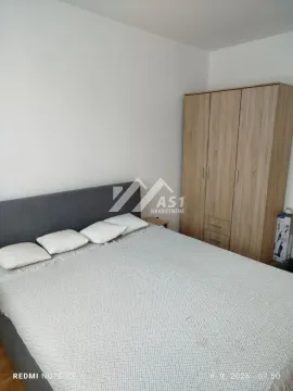 Spavaća soba sa bračnim krevetom i drvenim ormarom. - image 7