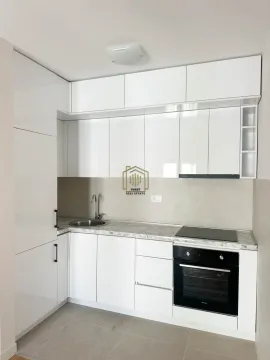 Moderna bijela kuhinja sa ugrađenom rernom i sudoperom. - image 6
