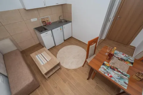 Manji dnevni boravak sa kuhinjom i trpezarijskim stolom. - image 2