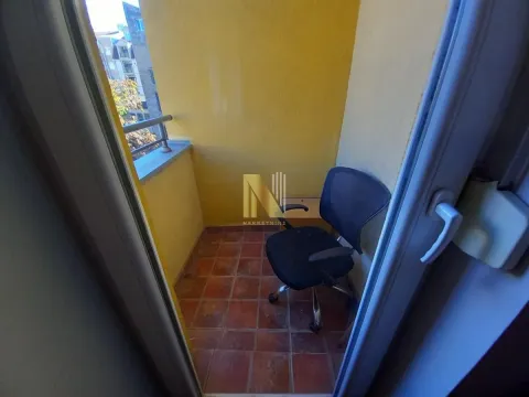Manji natkriveni balkon sa kancelarijskom stolicom. - image 17