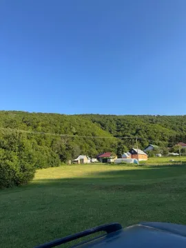 Pogled na seosko imanje sa kućama i livadom u prirodi. - image 10